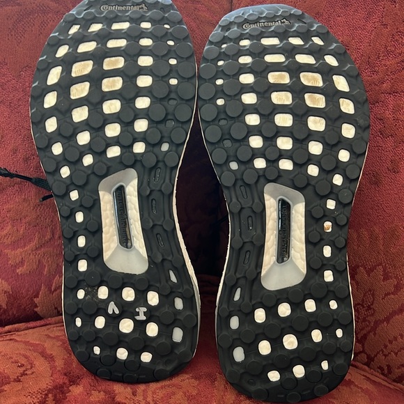 Adidas Ultra Boost running shoes - Picture 2 of 6